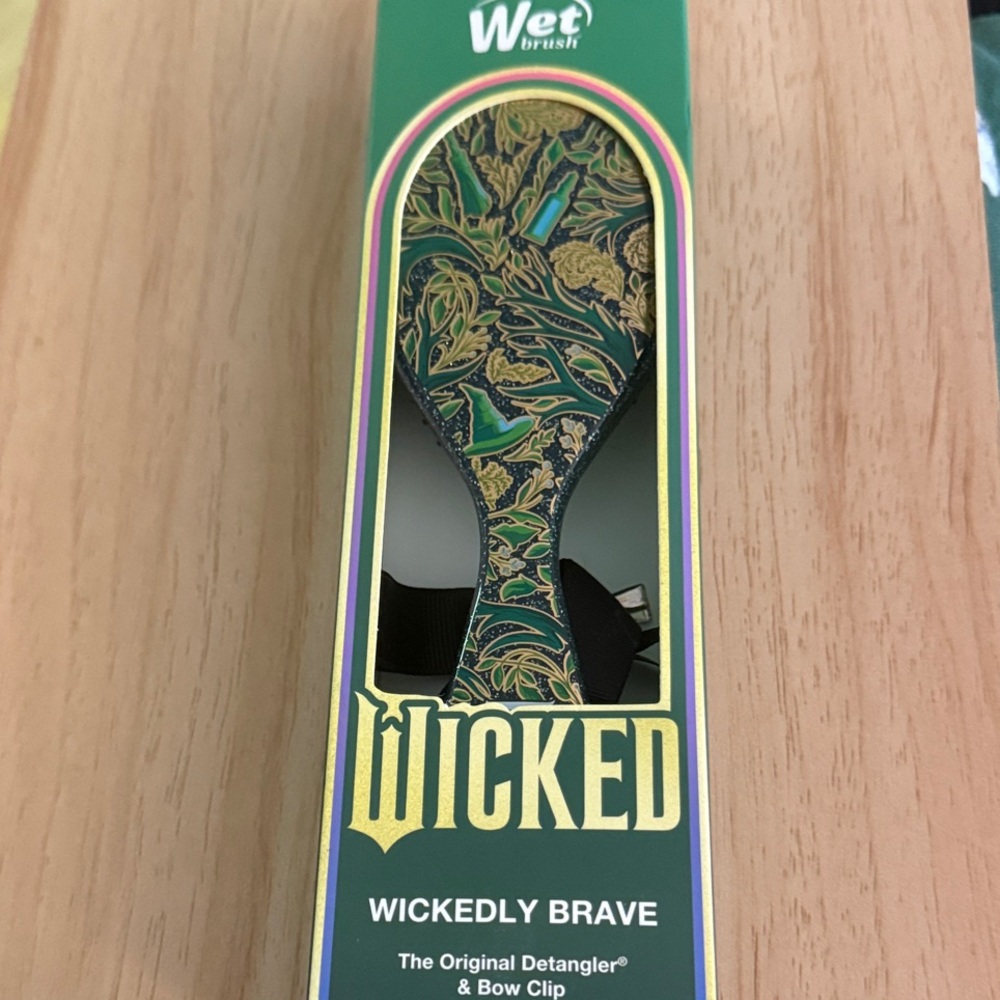 Wickedly Brave Wet Brush with Bow Clip